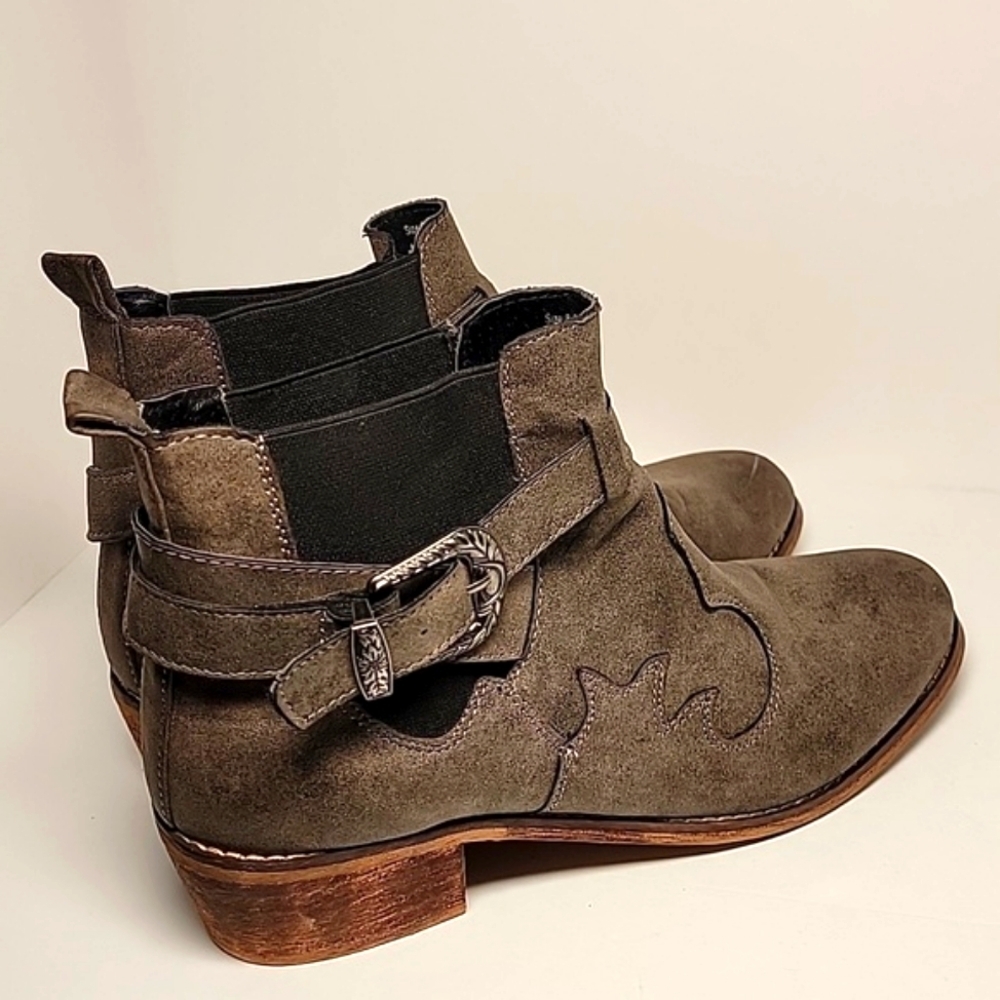 Olivia Miller Bootie Ankle Boot Faux Leather Pull-On Stacked Heel Buckle 8.5 - Picture 4 of 14